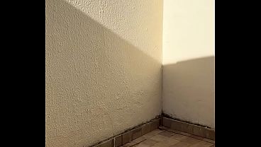 comi a novinha gostosa casada no chuveiro na frente do marido corno