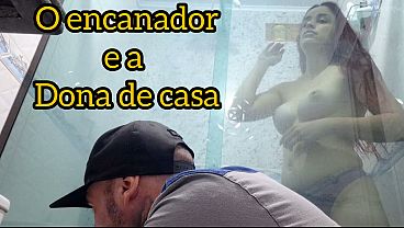 Dona de casa no banheiro com encanador fazendo manutenção!