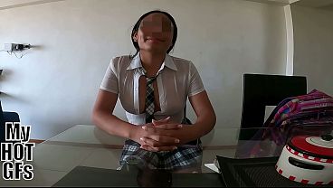 Linda me pide ayuda con su tarea a cambio de cualquier cosa.